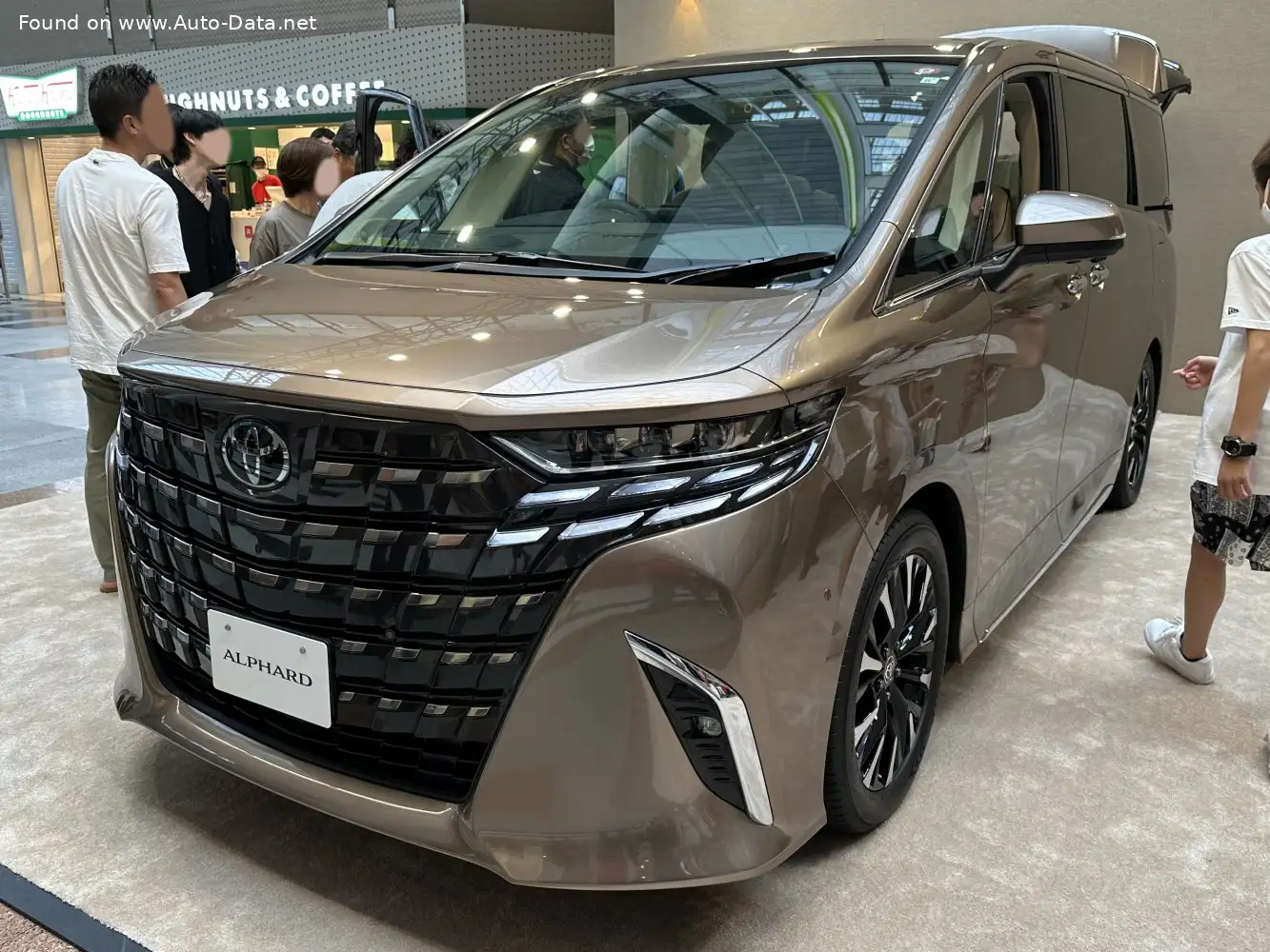 Review: 2023 Toyota Alphard IV 2.5 (190 Hp) Hybrid e-CVT